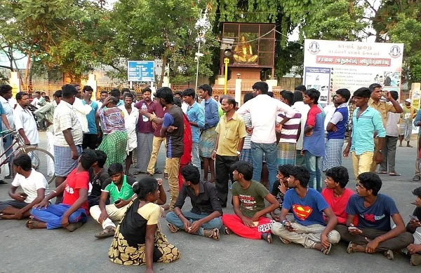 திருடன் என நினைத்து கிராம மக்களால் அடித்துக்கொல்லப்பட்ட கல்லூரி மாணவன்!
