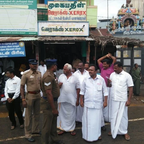 பெரியகுளத்தில் பன்னீர்செல்வம், எடப்பாடி உருவபொம்மை எரிப்பு!