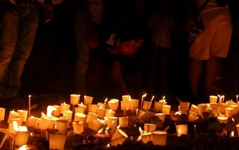 மெரீனாவில் தமிழினப் படுகொலை நினைவேந்தல்: மெழுகுவர்த்தி ஏந்தி அஞ்சலி!
