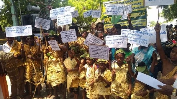 மர உடையில் மாவட்ட ஆட்சியரைச் சந்தித்த காணி இன மக்கள்!