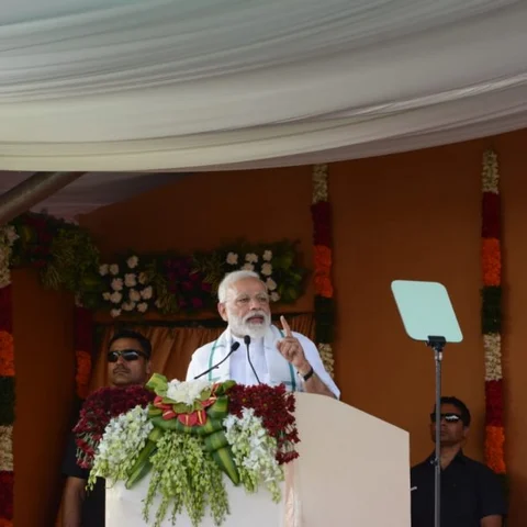 அரசு நிகழ்ச்சியும் தேர்தல் பொதுக்கூட்டமும் - சர்ச்சையான மோடி வருகை!