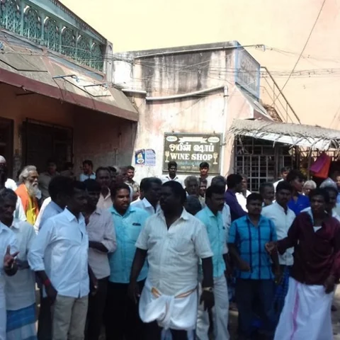 ‘இனி டாஸ்மாக் இருக்கவே கூடாது!’ - டி.எஸ்.பி-யிடம் கிராம மக்கள் வாக்குவாதம்
