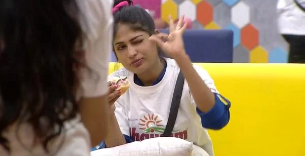 ஐஸ்வர்யா... யாஷிகாகிட்டதான் நீங்க உஷாரா இருக்கனும்! #BiggBossTamil2