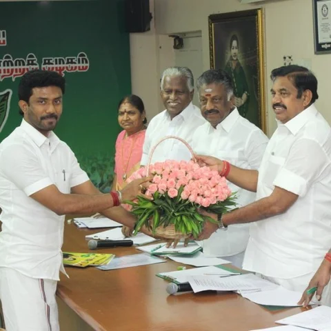 `அமெரிக்காவிலிருந்து நேராகக் குதித்துவந்து சீட் கேட்கவில்லை’ - வாரிசு அரசியல் பற்றி ஓ.பி.எஸ் மகன்