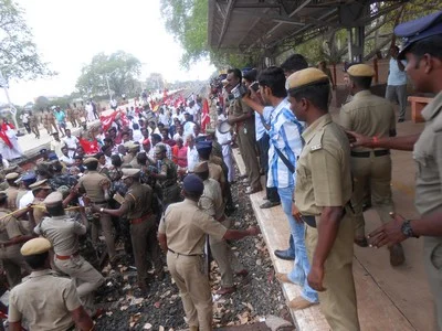 ரயில்வே பட்ஜெட்டில் சிவகங்கை புறக்கணிப்பு: எம்.எல்.ஏ தலைமையில் ரயில் மறியல் ( படங்கள்)