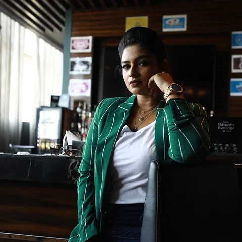 `இவற்றையெல்லாம் பேசி ஏன் புண்படுத்துறீங்கன்னு தெரியல!' - கண்கலங்கும் தொகுப்பாளினி மகேஸ்வரி