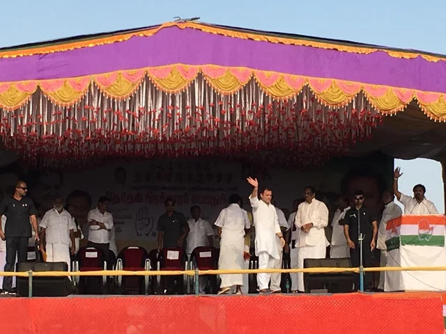 `மோடிக்கு பெரியாரின் புத்தகத்தைப் பரிசளிப்பேன்!' - தேனியில் ராகுல் காந்தி பேச்சு