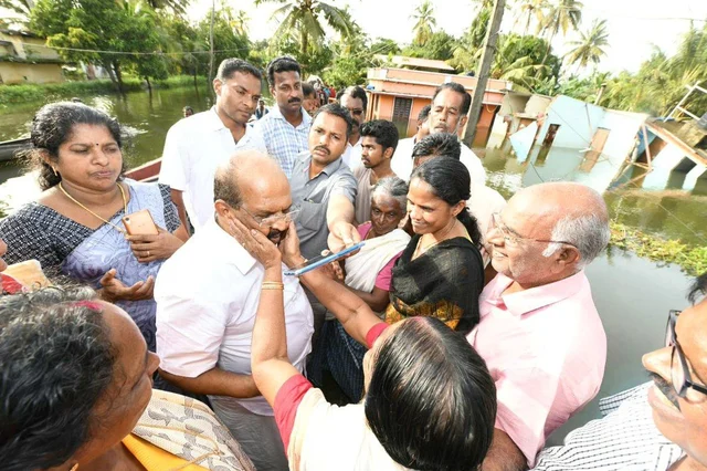 பச்சிளம் குழந்தையைத் தூக்கி உற்றுநோக்கிய அமைச்சர்... கேரளாவில் நடந்த நெகிழ்ச்சி சம்பவம்