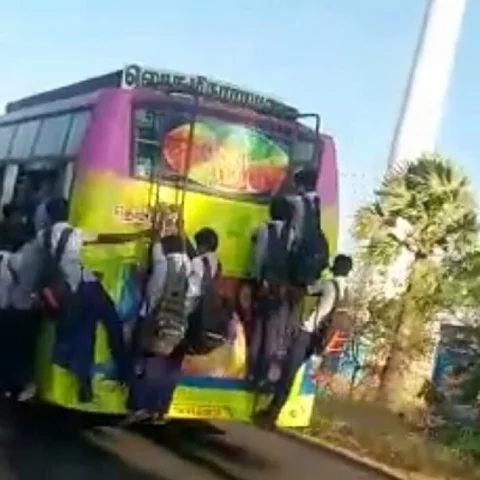 `நெல்லை மாணவர்களின் ஆபத்தான பேருந்துப் பயணம்!’ - வைரலாகும் வீடியோ