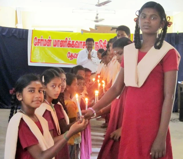 'அரசுப் பள்ளியை விட்டுப் போவதற்கு அழுகையா இருக்கு' - பிரியாவிடையில் மாணவர்கள் ஆனந்தக் கண்ணீர்!