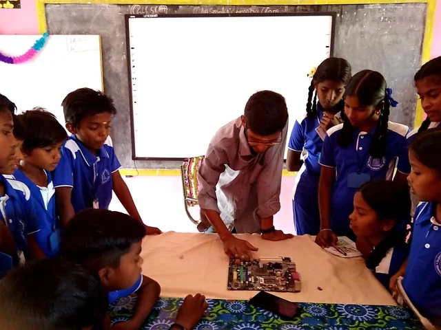 மாணவர்களுக்குத் தொழிற்கல்வி பயிற்சி! - அசத்தும் அரசு நடுநிலைப்பள்ளி