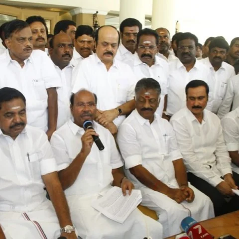 `அவர்கள் வெற்றிபெற்றால் பியூட்டி பார்லர், பிரியாணிக் கடை சூறையாடப்படும்!'- தி.மு.க-வை விமர்சிக்கும் ராமதாஸ்
