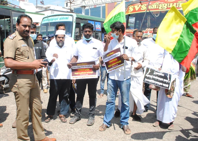 `கழிப்பறையை சுத்தப்படுத்தணும் பிச்சை போடுங்கள்!’ - தமிழக வாழ்வுரிமை கட்சியினர் நூதன போராட்டம்