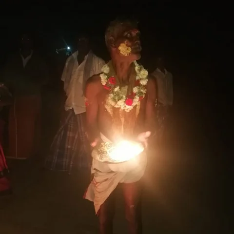 `கன்னிமாரே எங்க மேல ஆசப்பட்டு மாங்கல்யம் சூடிக்குவாங்க’ - உற்சாக இருளர் திருவிழா! #Video