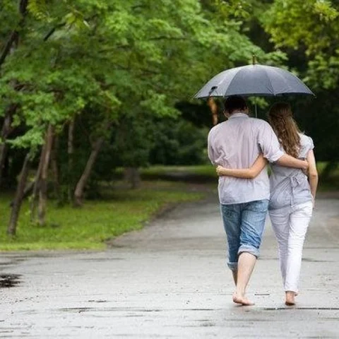 உங்கள் காதலை இணையரிடம் பகிருங்கள்... சமூக ஊடகங்களில் அல்ல...!