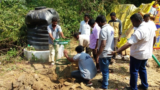 ‘சிலைக்காக சாய்க்கப்பட்ட மரங்கள்!’ - புதிய கன்றுகளை நட்ட 'நீர்த் துளிகள்' அமைப்பு