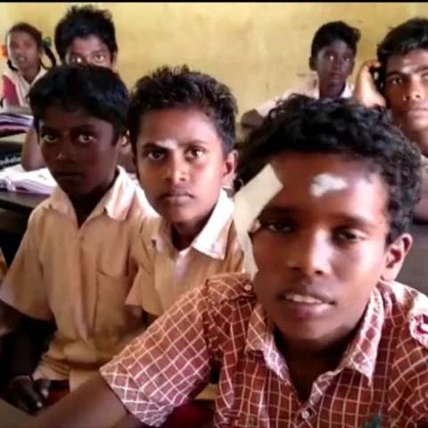 `படிச்சிக்கிட்டு இருந்தோம்; திடீர்ன்னு ஒரு சத்தம்!'- வகுப்பறை அதிர்ச்சியைக் கூறும் மாணவர்