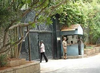 ஆளுநரிடம் ஆட்சியமைக்க உரிமை கோரினார் எடப்பாடி பழனிச்சாமி #OPSvsSasikala #LiveUpdates
