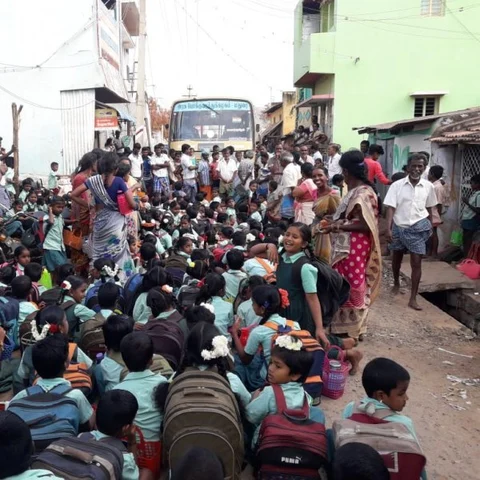 ”ஸ்கூலுக்கு பூட்டு போட்டது யாரு?” - தேனி அருகே சாலைமறியலில் ஈடுபட்ட மாணவர்கள்