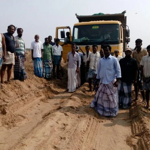மணல் குவாரிக்கு எதிராக சாகும்வரை உண்ணாவிரதம்!- வலுக்கட்டாயமாகக் கைது செய்த போலீஸ்