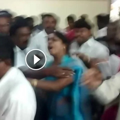 மகளிரணியினர் குடுமிபிடிச் சண்டை! போர்க்களமானது சத்தியமூர்த்தி பவன்