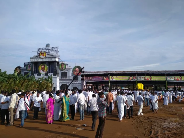 `அம்மா மக்கள் முன்னேற்றக்கழகம்' என்ற இயக்கத்தை அறிவித்தார் தினகரன்! #TTVDinakaran #LiveUpdates