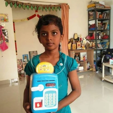 உண்டியல் பணம் 1,300ஐ கஜா புயல் நிவாரணத்துக்கு அளித்த எட்டு வயதுச் சிறுமி!