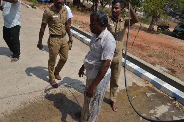 `நிலத்தை அபகரித்து கொலைமிரட்டல் விடுக்கிறார்!’ - அ.தி.மு.க நிர்வாகியைக் கண்டித்துத் தீக்குளிக்க முயன்ற விவசாயி
