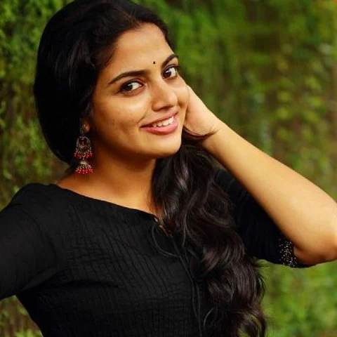"எனக்கு யாராச்சும் ஃபேஸ்புக் கத்துக்கொடுங்களேன் ப்ளீஸ்!" - நிகிலா விமல் ரெக்வஸ்ட்