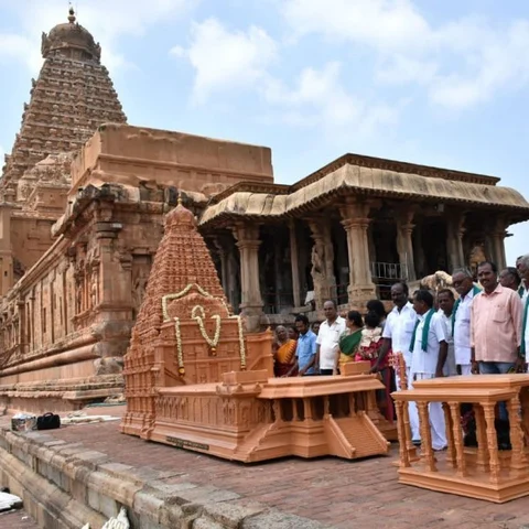 சதய விழாவுக்காகப் பெரிய கோயில் வடிவிலான ரதத்தை தத்தரூபமாகச் செய்து வழங்கிய இணை கலை இயக்குநர்