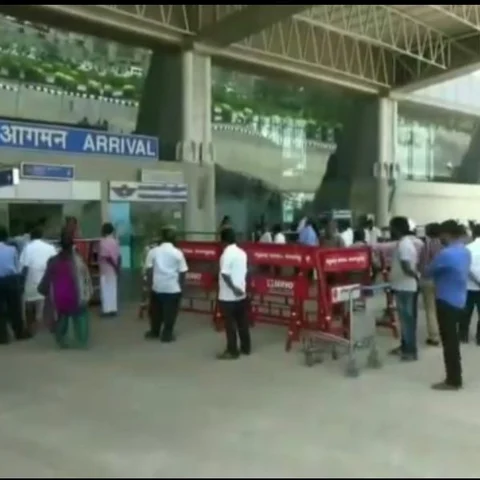 மதுரை விமான நிலையத்தில் தொடரும் கடத்தல் -பறிமுதல் செய்யப்பட்ட டாலர்கள்!