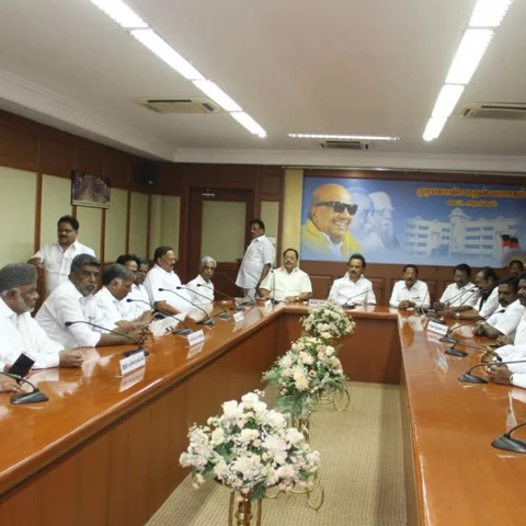 ``மாபெரும் மனிதச் சங்கிலிப் போராட்டம்” தி.மு.க தலைமையில் நடந்த அனைத்துக்கட்சி கூட்டத்தில் தீர்மானம்!