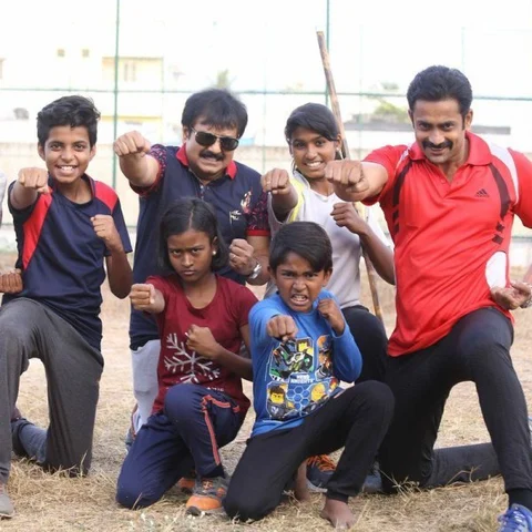 நல்ல விஷயம்ப்பா... இன்னும் நல்லாப் பண்ணியிருக்கலாம்ப்பா! - `எழுமின்' விமர்சனம்
