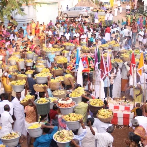 `காடு,கரை செழிக்கணும்...ஆடு மாடு சேரணும் அழகரே!' - வாழைப்பழங்களைச் சூறைவிட்டு விநோத வழிபாடு