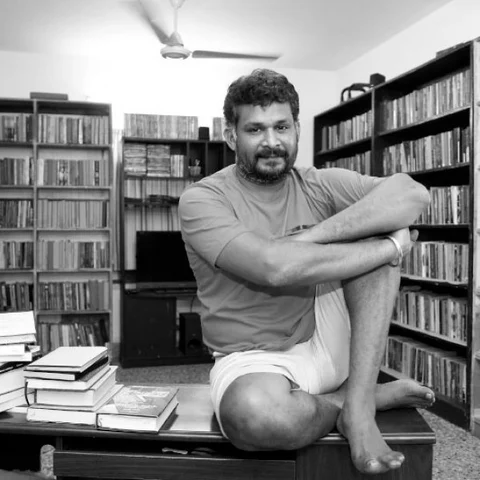 “வாசிக்காமல் வைத்திருப்பது புத்தகங்களுக்குச் செய்யும் துரோகம்!” - வசுமித்ர