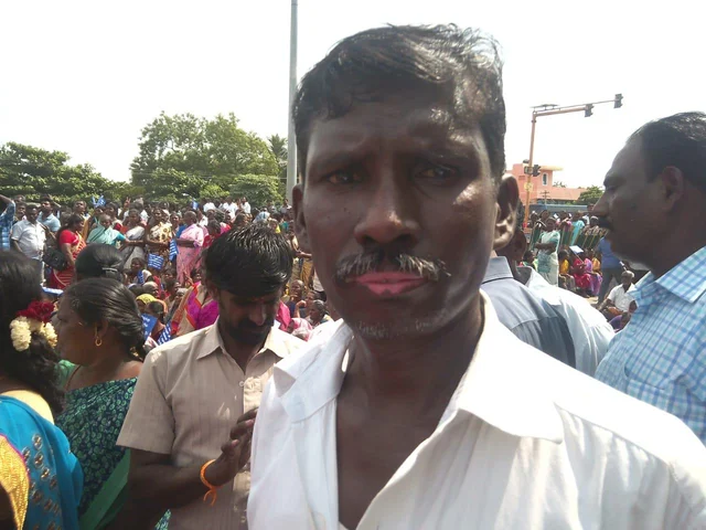 `அடுத்தவேளை சாப்பாட்ட நெனச்சு ஒவ்வொரு நொடியும் எண்ணிட்டு இருக்கோம்!’ - பட்டாசுத் தொழிலாளர்கள் வேதனை