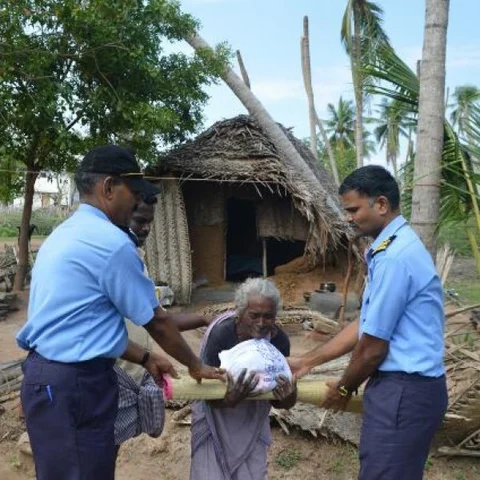 நிர்க்கதியாய் நிற்கும் மக்களை நெகிழ வைத்த இந்தியக் கடலோரக் காவல்படையினர்!