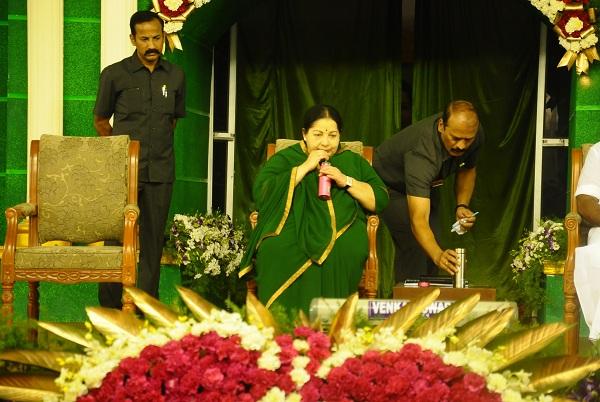 இடது கையில் ஜூஸ் குடிக்கும் ஜெயலலிதா - ஃபோட்டோ ஆதாரம் சொல்லும் உண்மை!