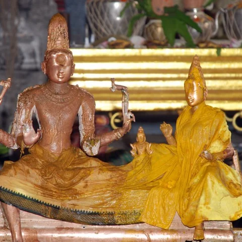 `உற்சவத்தின்போது வெளியே கொண்டு செல்வதற்குக் கூட உற்சவர் சிலை இல்லை!’- காஞ்சிபுரம் பக்தர்கள் வருத்தம்