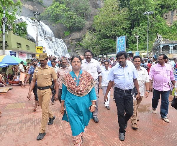 `குற்றால அருவியில் ஷாம்பு, எண்ணெய் பயன்படுத்தினால் நடவடிக்கை’ - மாவட்ட ஆட்சியர் எச்சரிக்கை!