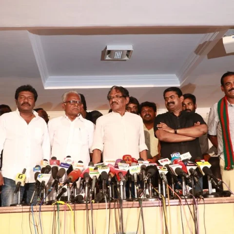 `பூ என நினைத்தோம்; ஆனால் இருப்பது பூ நாகம்’ - ரஜினியைக் கடுமையாகச் சாடிய பாரதிராஜா!