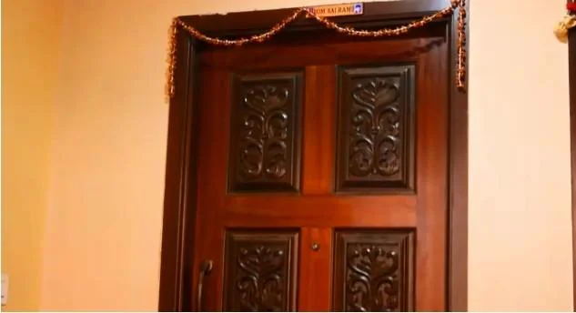 `கண்ணாடியில் எழுதப்பட்ட வரிகள்!’ - தாயுடன் தற்கொலை செய்த பெண் இன்ஜினீயர்
