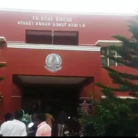 `உன்னைக் கொல்ல டிபன்பாக்ஸில அம்மா விஷம் கலந்திருக்காங்க!"- தங்கையின் அலர்ட்டால் உயிர்தப்பிய அக்கா