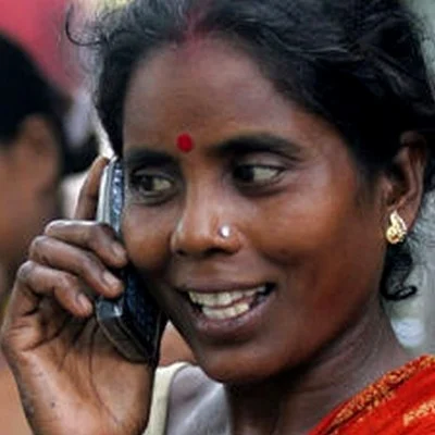 பெண்கள் பாதுகாப்புக்காக செல்போனில் ஸ்பெஷல் ‘பட்டன்’: மத்திய அரசு புதிய திட்டம்!