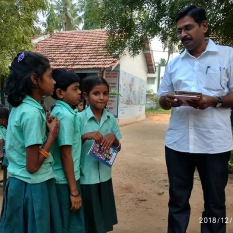 `ஹோம்வொர்க் இல்லை; புத்தகப்பையைச் சுமப்பதில்லை!' - அரசுப் பள்ளியில் அசத்தல் முயற்சிகள்