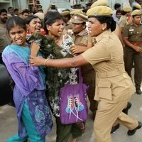 கோவை: மனு கொடுக்க வந்த மாணவர்கள் மீது போலீஸ் தடியடி!