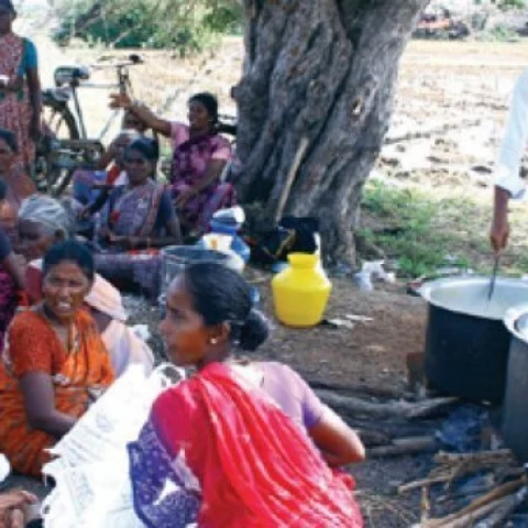 கேள்வி கேட்ட மக்கள்..! தகாத வார்த்தையால் திட்டிய அ.தி.மு.க. பிரமுகர்?
