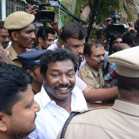 ``சங்கத்திலிருந்தும் கருணாஸை நீக்குங்கள்” - வலுக்கும் எதிர்ப்பு