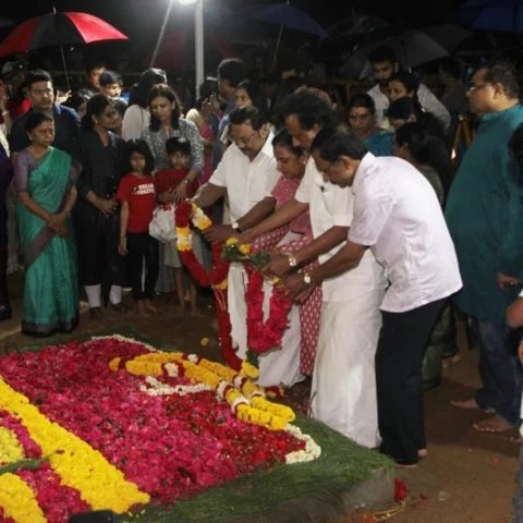 கருணாநிதி நினைவிடத்தில் குடும்ப உறுப்பினர்கள் மலர் அஞ்சலி..!
