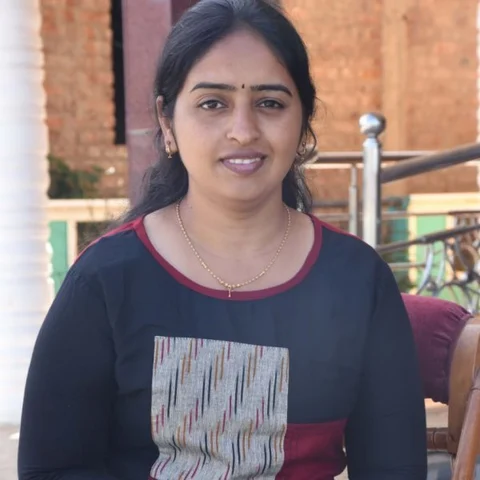 `கல்வி மட்டுமே எங்களை உலகறியச் செய்யும்!'- தோடர் சமூகத்தின் முதல் பெண் மருத்துவர் பாரதி
